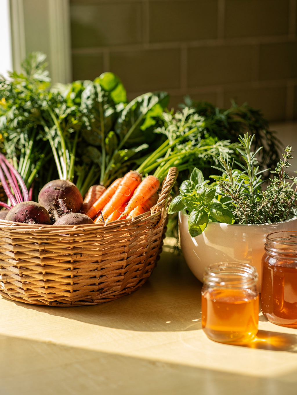 Frischer Honig und Küchenzutaten für gesunde Rezepte